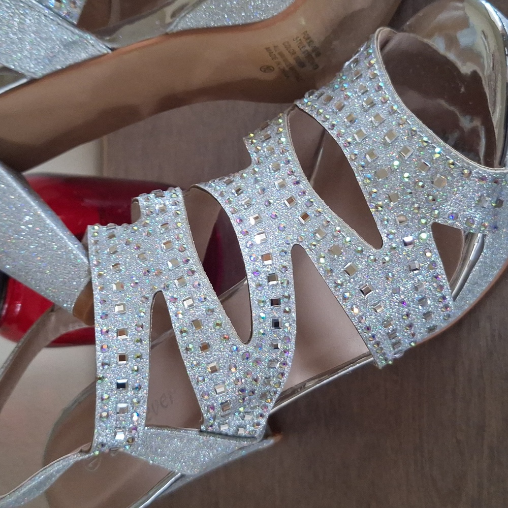 NWT Elegant Silver Strappy Women's Shoes Size 10 - Picture 7 of 16